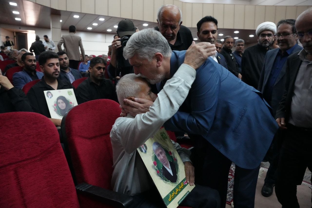 صالحی با خانواده شهدای جنگ تحمیلی سوم و اهالی فرهنگ و رسانه لامرد دیدار کرد