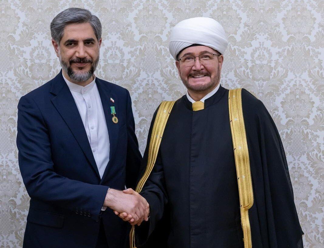 منح وسام المسلمين الروس للمستشار الثقافي الإيراني في موسكو منح وسام المسلمين الروس للمستشار الثقافي الإيراني في موسكو
