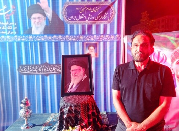 پرچم عزای حسین(ع) در موکب استقلال برافراشته شد