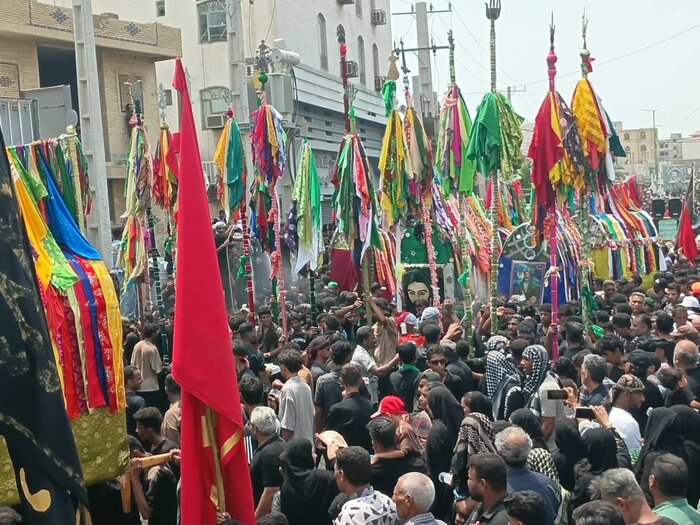 هم‌نوایی ۴۶۰ هنرمند دربازآفرینی ظهر عاشورای میناب؛از علم‌گردانی تا شبیه‌سازی خیمه‌ها +فیلم