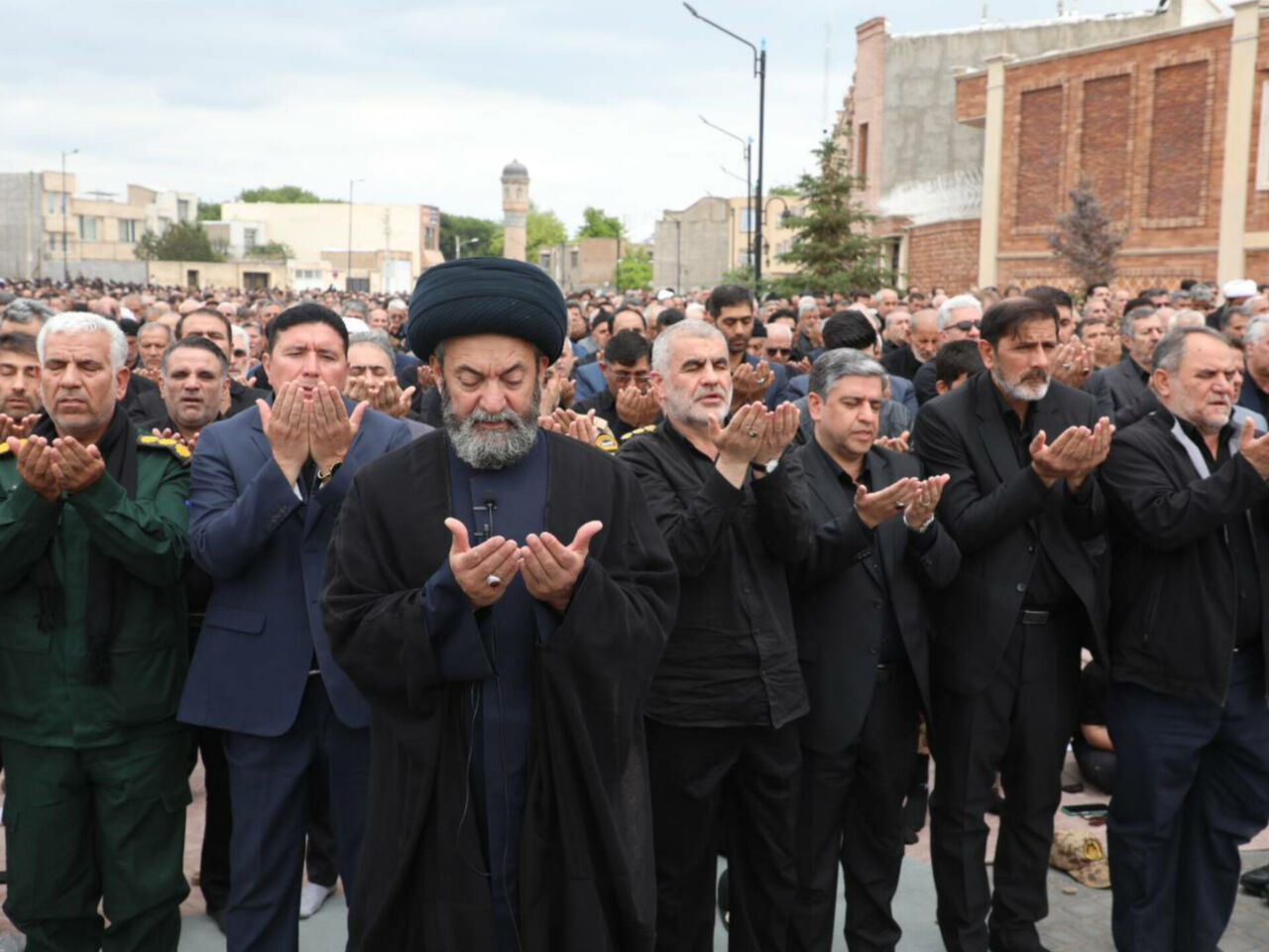 نماز ظهر عاشورا در اردبیل اقامه شد
