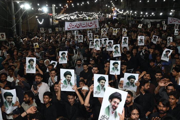 خروش پیروان حسینی در پاکستان در روز عاشورا؛ تجدید میثاق با رهبر شهید انقلاب + فیلم