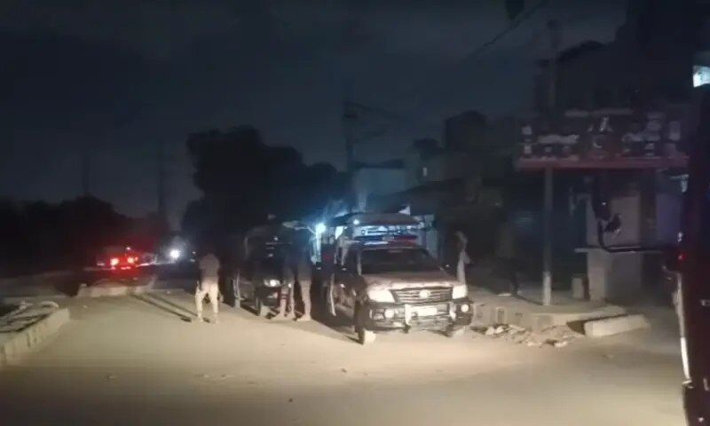 یک مرکز امنیتی در کراچی پاکستان هدف انفجار و تیراندازی قرار گرفت+فیلم