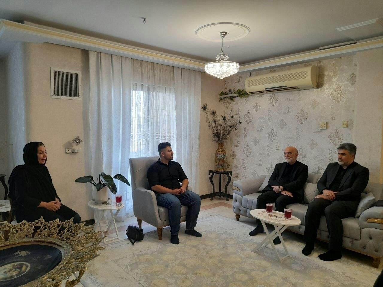 دبیر ستاد حقوق بشر با خانواده ۲ شهید جنگ ۱۲ روزه دیدار کرد
