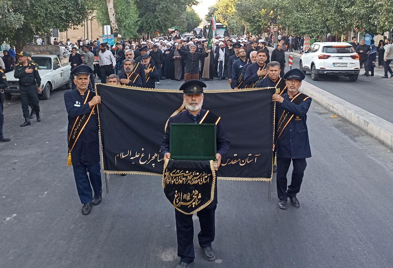 اجتماع عاشقان حسینی در شیراز؛ حرکت دستههای عزاداری از مسجد شهدا تا امامزاده ابراهیم(ع)
