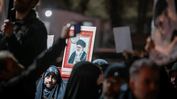 ایران ایستاده برای رهبر شهید