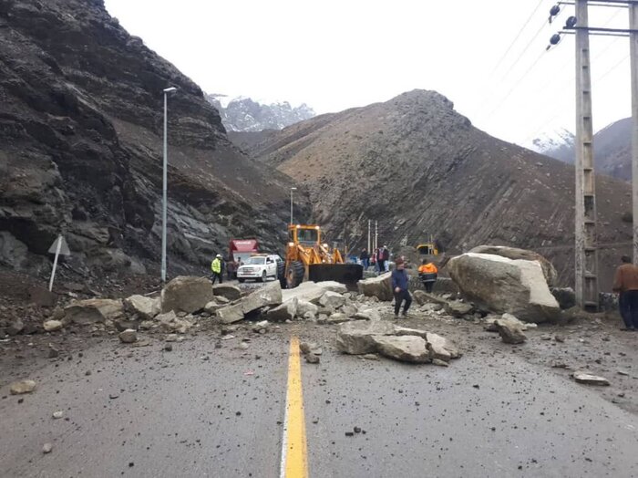 جاده هراز پس از پاکسازی ریزش سنگ بازگشایی شد