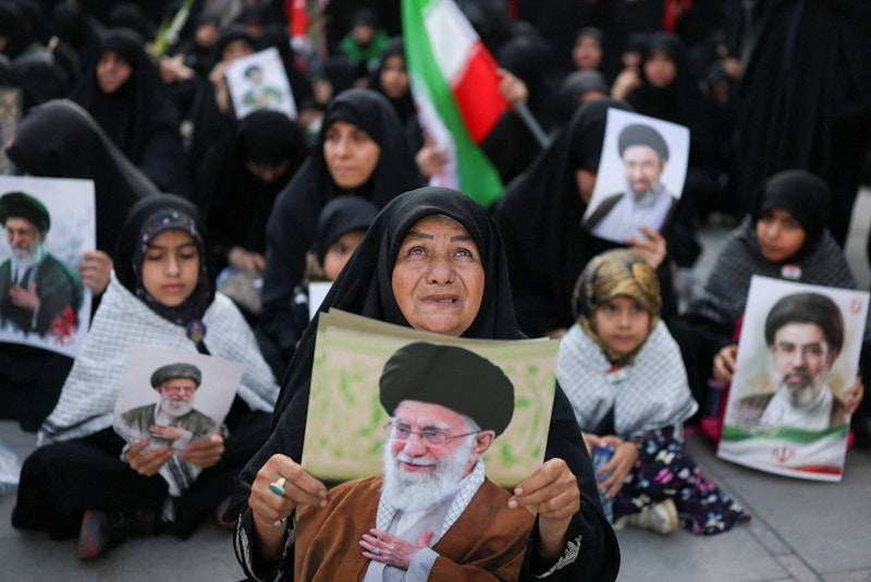 فرانس۲۴: ایران مراسم چندروزه تشییع آیتالله خامنهای را با حضور هزاران نفر آغاز کرد