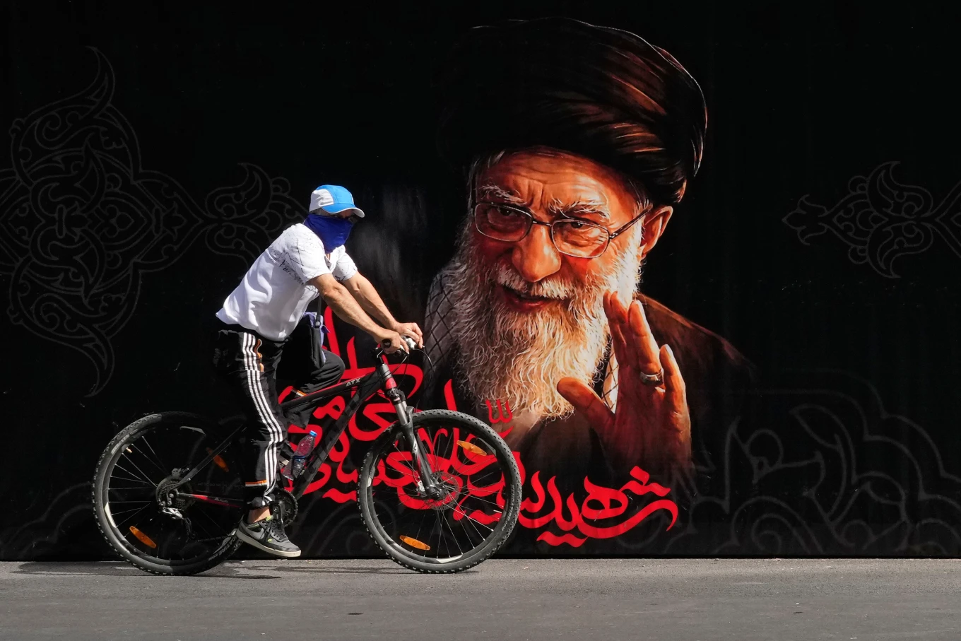 روایت تصویری خبرگزاری آسوشیتدپرس از مراسم بدرقه آقای شهید