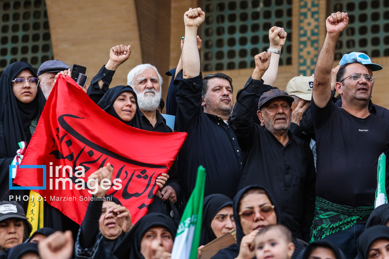 مصلی تهران، وداع با آقای شهید و پرچمی که هیچگاه زمین نمیماند