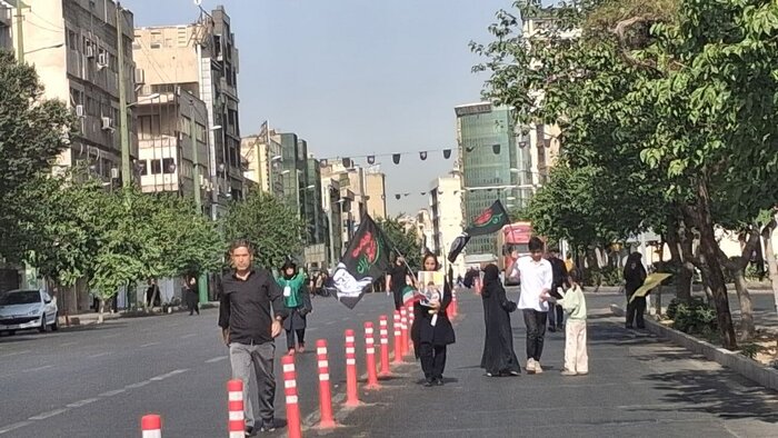 حضور پررنگ دهه نودیها با توزیع عکس رهبر شهید