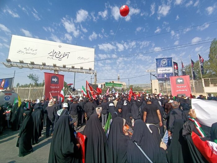 طنین شعارهای مردمی در خیابانهای تهران در آیین وداع با آقای شهید ایران پیچید