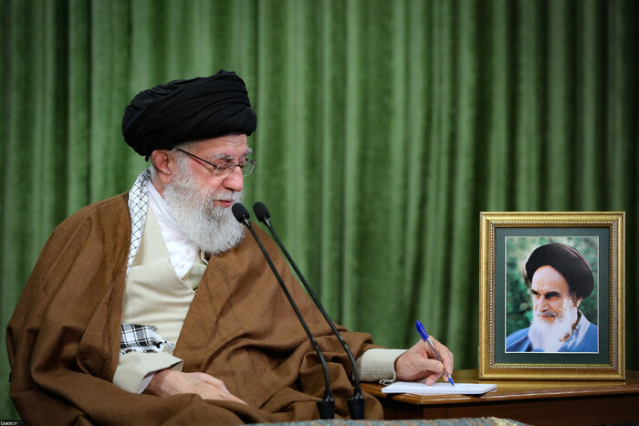 در مسلخ عشق جز نکو را نکُشَند
