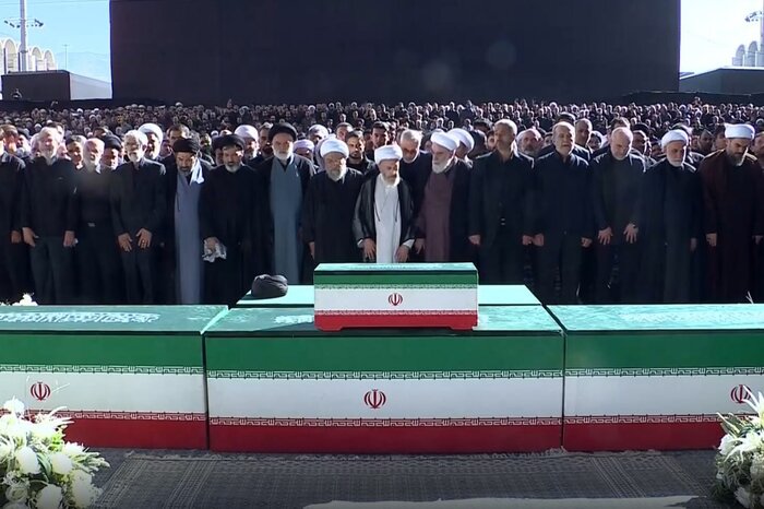 بدرقه آقای شهید در پایتخت شکوه و شهادت/ میلیونها نفر برای نماز بر پیکر امام شهید قامت بست