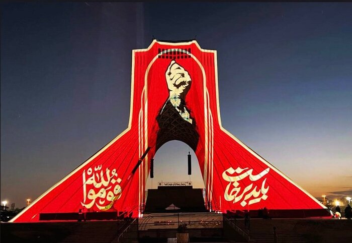 تصویر و حماسه بدرقه رهبر شهید بر برج آزادی نقش بست
