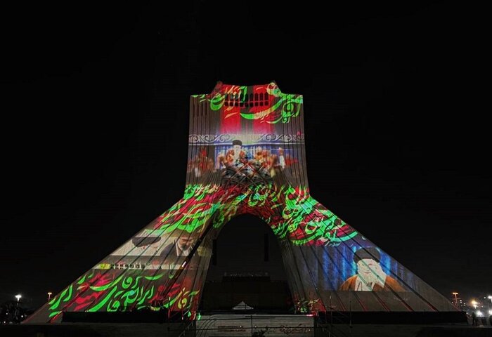 تصویر و حماسه بدرقه رهبر شهید بر برج آزادی نقش بست