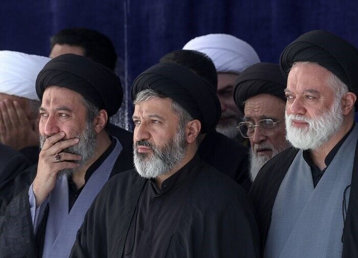 حاشیه‌های نماز؛ حضور فرزندان رهبر شهید در نماز بر پیکر پدر