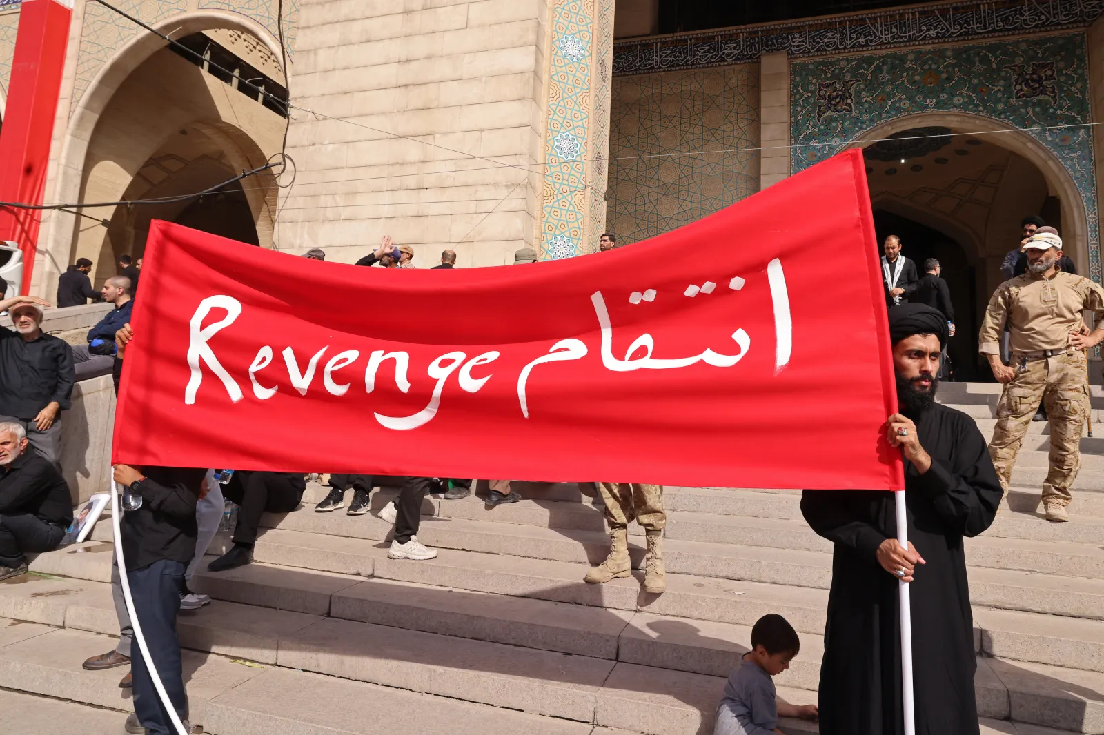 عزاداران رهبر ایران در مقابل تهدید ترامپ شعار «مرگ بر آمریکا» سر دادند