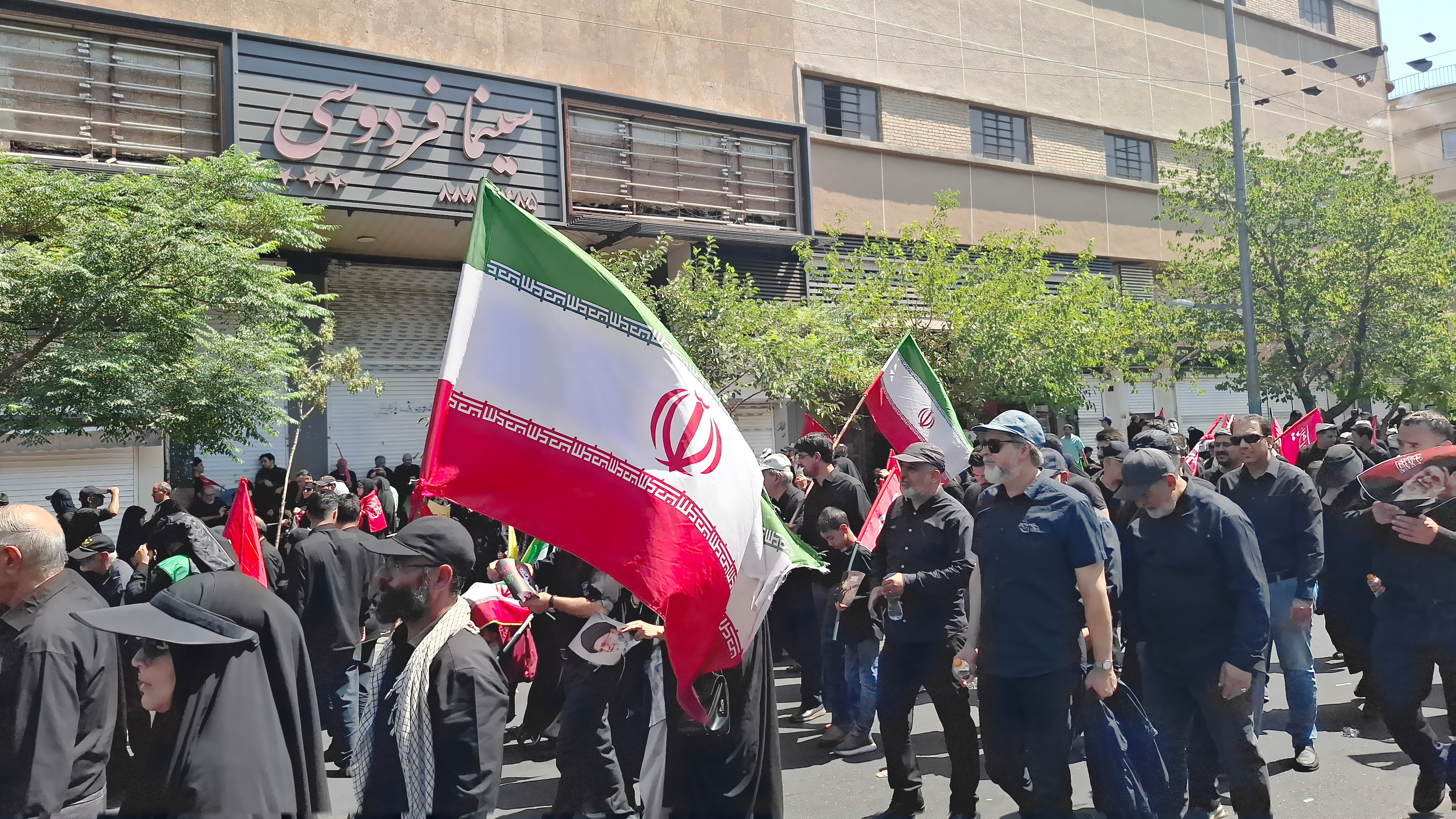 همراهی مدیران سازمان سینمایی با مردم در مراسم تشییع پیکر رهبر شهید