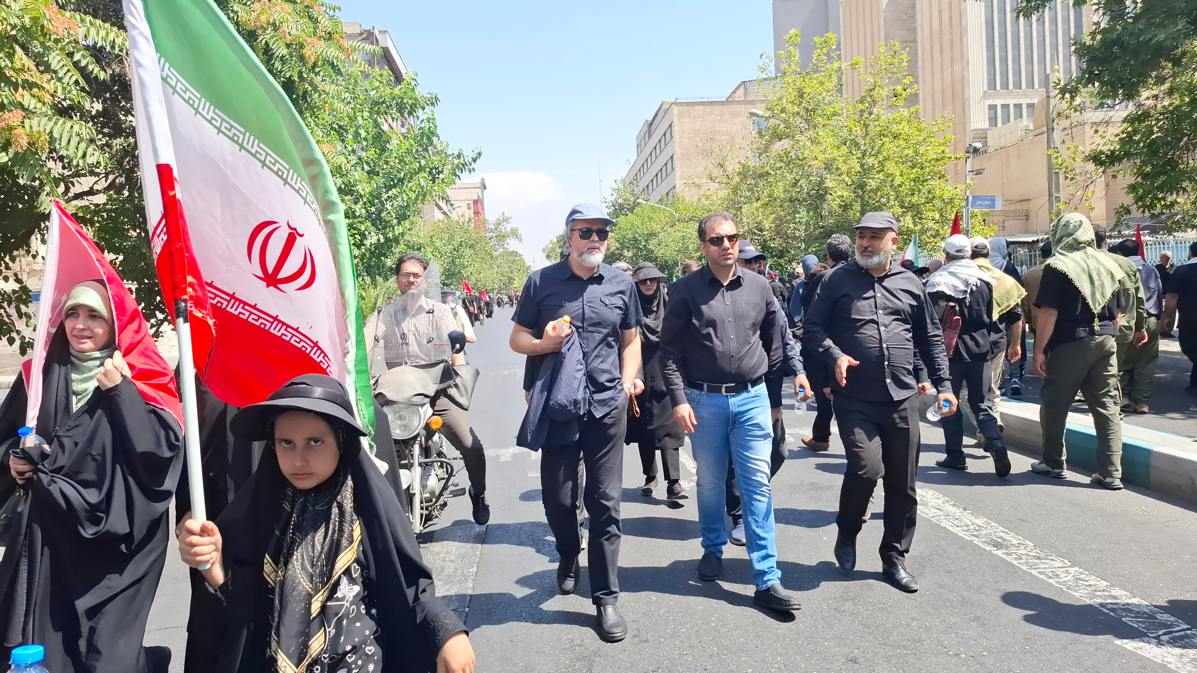 همراهی مدیران سازمان سینمایی با مردم در مراسم تشییع پیکر رهبر شهید
