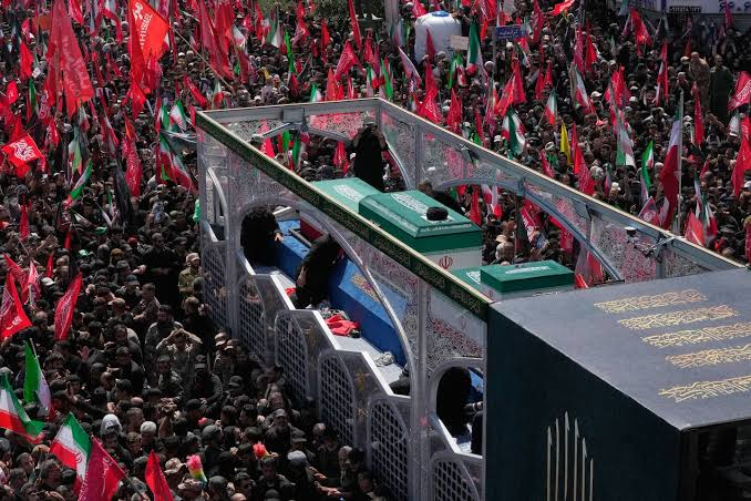 دریایی از عزاداران به پیشواز پیکر رهبر شهید رفتند