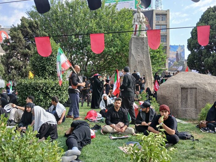 جهان نظارهگر یک ورق تاریخی دیگر/شهید زنده است