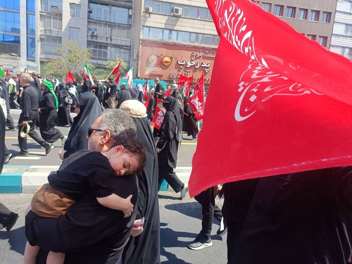 تشییع باشکوه رهبر شهید؛ با پای پیاده برای دیدار با رهبرمان آمدهایم