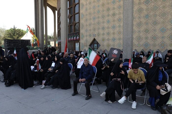 گردهمایی عزاداران در تئاترشهر/ هنرمندان با ادای احترام در تشییع رهبر شهید حضور دارند