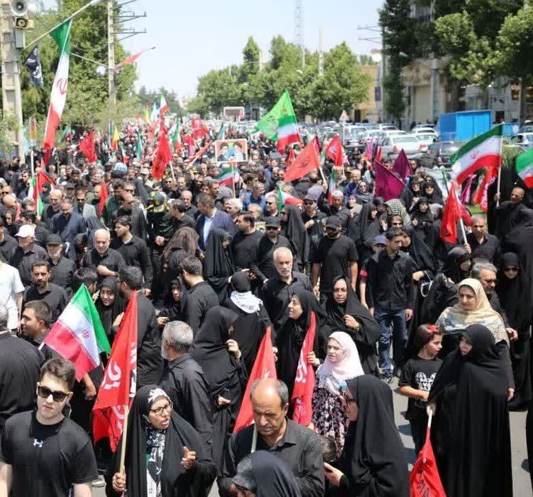 اشک ماتم ارومیه‌ای ها برای رهبر شهید