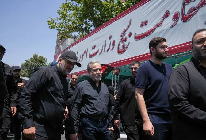 کدام چهره های سیاسی در مراسم تشییع رهبر شهید حضور داشتند؟