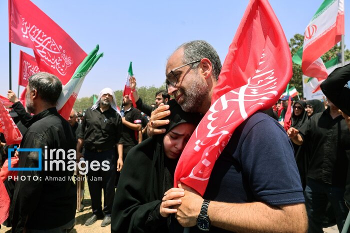 استاد دانشگاه: تشییع باشکوه پیکر رهبر شهید دنیا را متعجب کرد