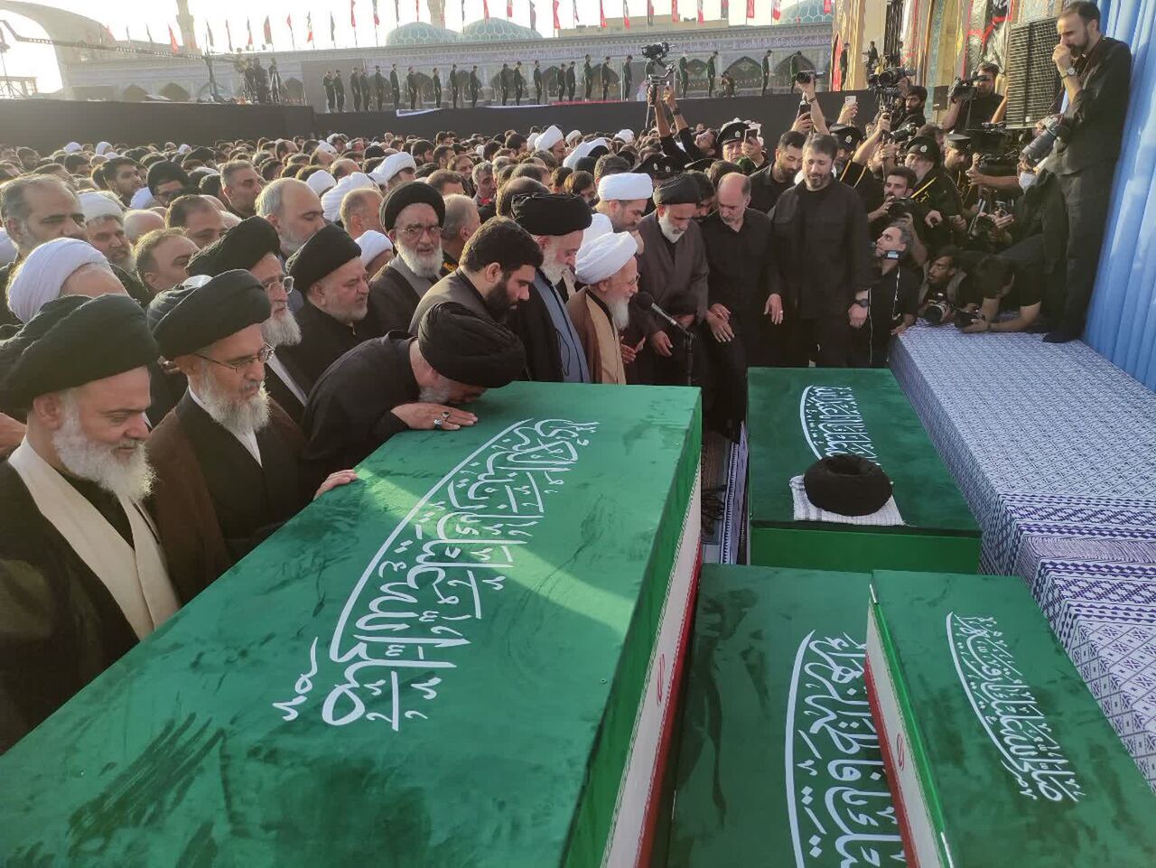 اقامه نماز بر پیکر رهبر مجاهد شهید در قم