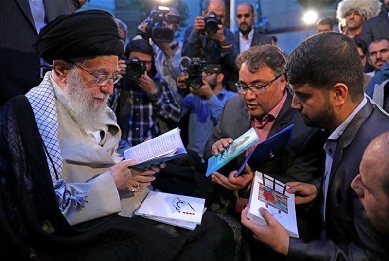 در سوگ رهبری که با شعر نفس می‌کشید