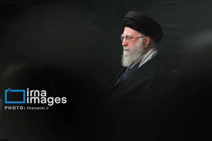 همنوایی اشکبار مردم اراک با کاروان رهبر شهید در بدرقه تا بهشت + فیلم