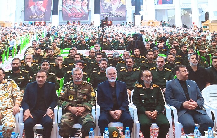 مشتهای گرهکرده در سوگ فرمانده؛ رزمندگان فارس بر عهد خود با شهید والامقام ایستادگی کردند