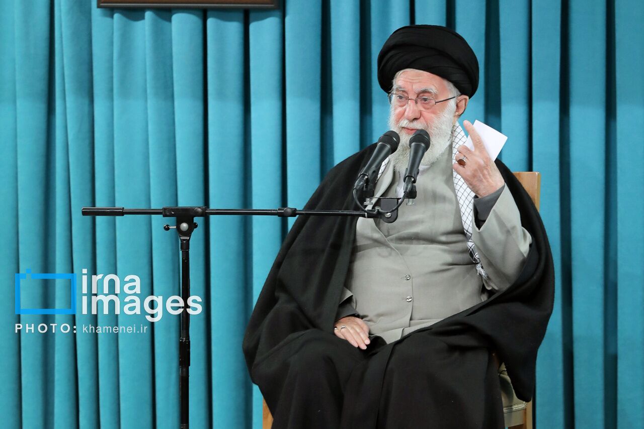 امام خامنه اي(ره) همواره پشتيبان ملت عراق در سخت ترين روزهاي تاريخ بودند امام خامنه اي(ره) همواره پشتيبان ملت عراق در سخت ترين روزهاي تاريخ بودند