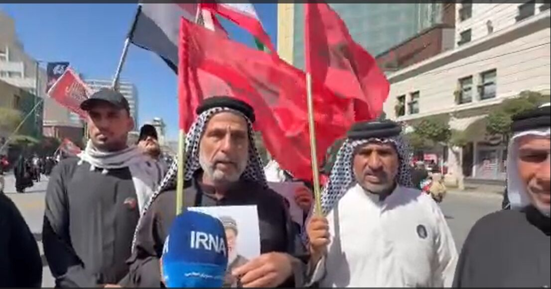 عراقيون من مراسم تشييع الشهيد القائد في مشهد: العراق وايران يد واحدة.. سنقضي على الطغاة والخائنين باذن الله
