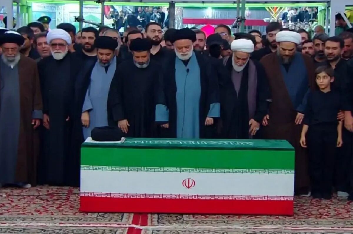 اقامه نماز بر پیکر رهبر شهید به امامت فرزند ارشد ایشان در مشهد
