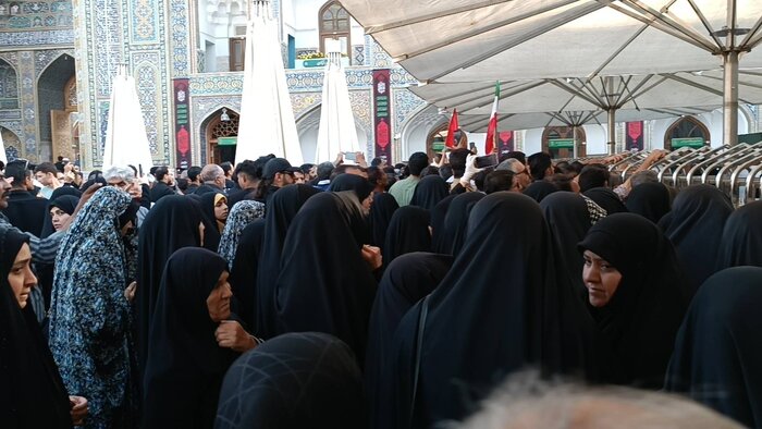 اجتماع سوگواران برای خونخواهی قائد شهید امت در حرم رضوی