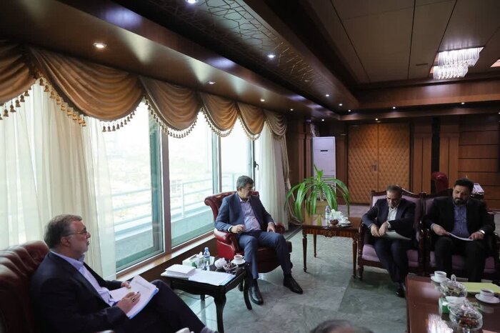 استاندار یزد از پیگیری تامین ۱۰ دستگاه آمبولانس برای استان خبر داد