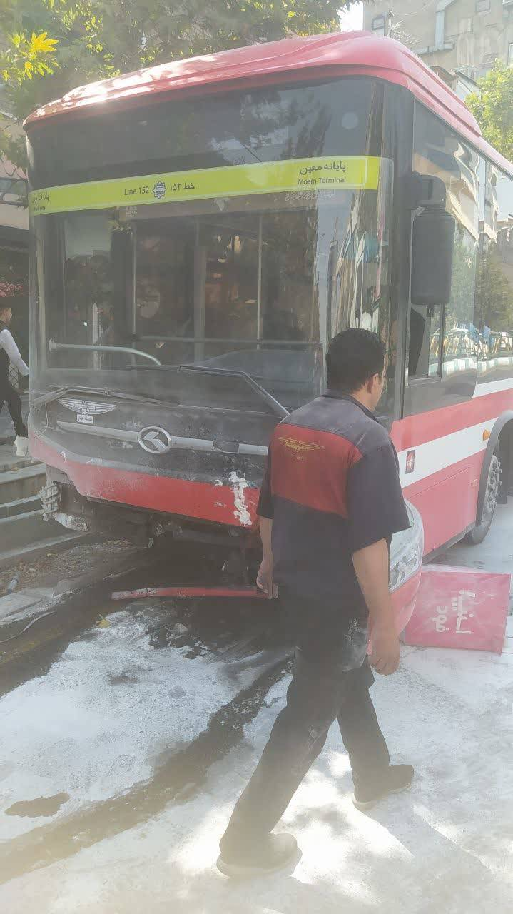 حرکت ناگهانی اتوبوس متوقفشده در ولیعصر و مصدومیت ۶ نفر
