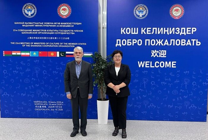 وزیر فرهنگ و ارشاد اسلامی به مفاخر فرهنگی قرقیزستان ادای احترام کرد