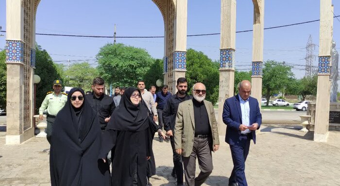 ادای احترام سخنگوی دولت به شهدای گمنام آرامگاه قیصر امینپور در گتوند
