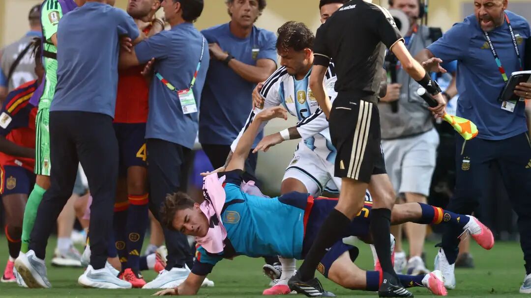 English Legends Attack Paredes; He Is a Disgrace