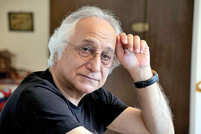 شمس لنگرودی از «صبور مثل بذر زمستان» رونمایی کرد شمس لنگرودی از «صبور مثل بذر زمستان» رونمایی کرد