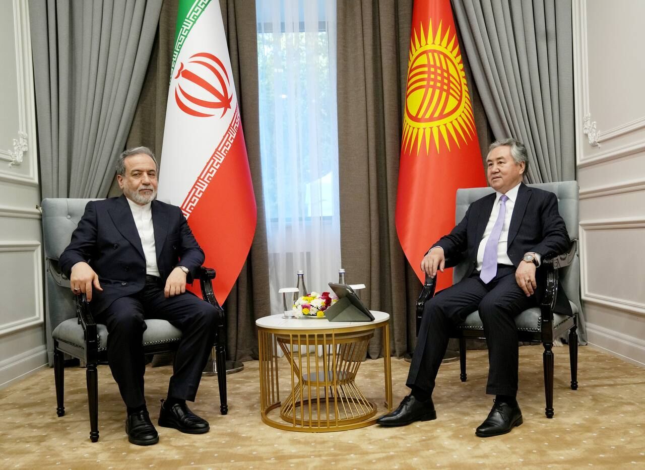 عراقجی يلتقي نظيريه القرغيزي والصيني