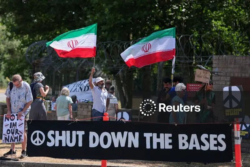 تظاهرات فعالان ضدجنگ علیه استفاده پایگاههای انگلیسی در تجاوز نظامی به ایران