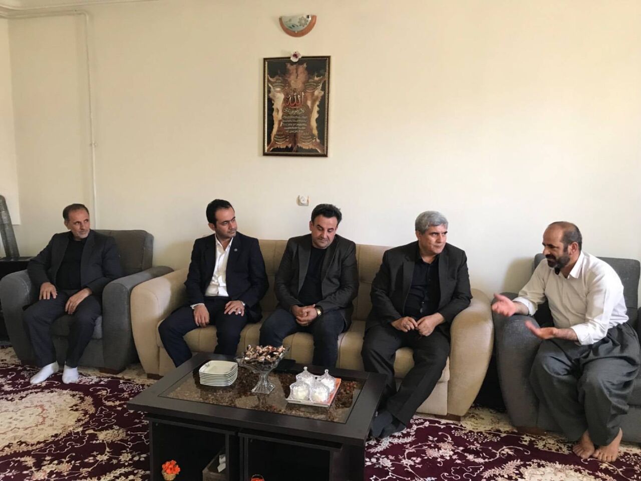 دیدار معاون استاندار کردستان با خانواده شهید جنگ رمضان