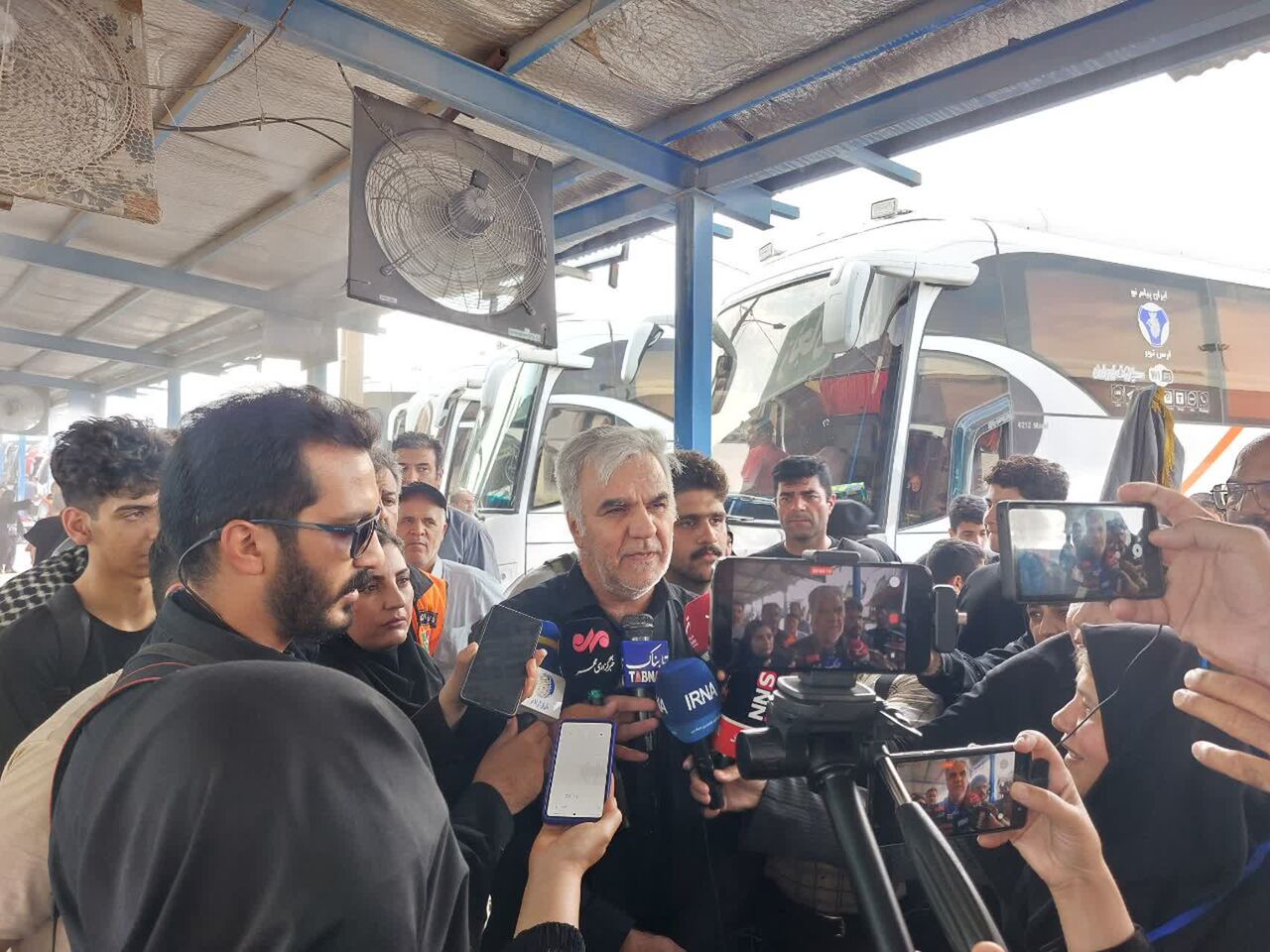 ۸۱۰۰ دستگاه اتوبوس زائران اربعین مرز مهران را جابهجا میکنند