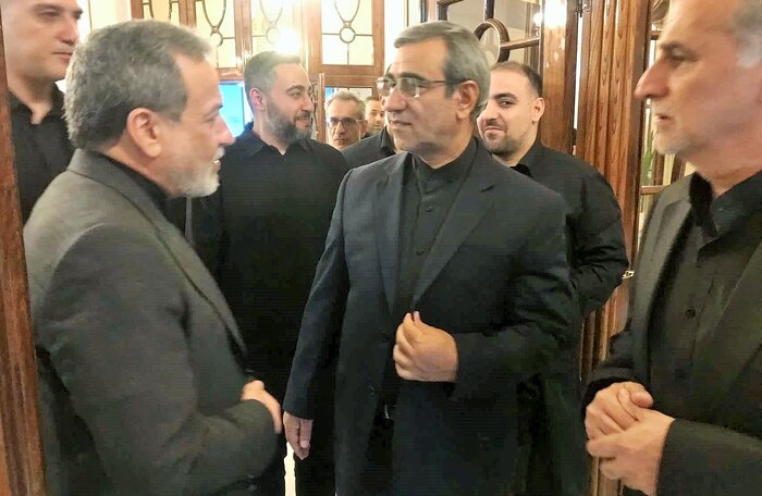 گفت وگوی عراقچی با وزیر کشور پاکستان در فرودگاه مشهد
